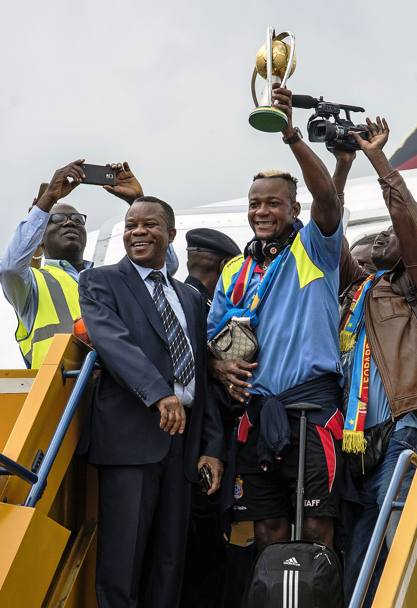 Kinshasa: I calciatori della nazionale di calcio del Congo appena atterrati all&#39;aereoporto di N&#39;djili nei pressi della capitale, salutano mostrando il trofeo conquistato nella finale contro il Mali giocata allo stadio di Kigali (Afp)